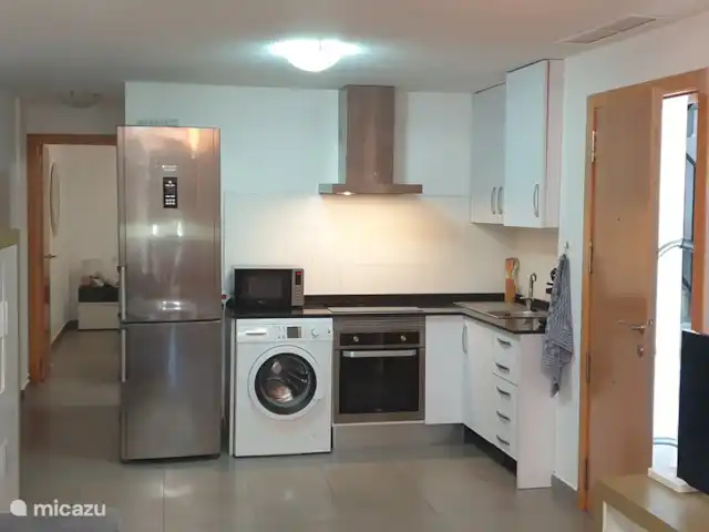 Appartement à Moraira, 2 | Espagne, Costa Blanca, Benitachell - appartement Kitchenette compacte mais complète, avec vaisselle, casseroles, four, micro-ondes et couverts