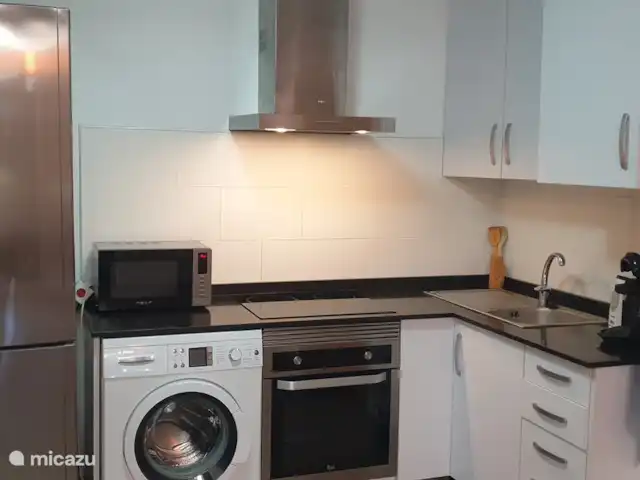 Appartement à Moraira, 2 | Espagne, Costa Blanca, Benitachell - appartement Kitchenette compacte mais complète, avec vaisselle, casseroles, four, micro-ondes et couverts