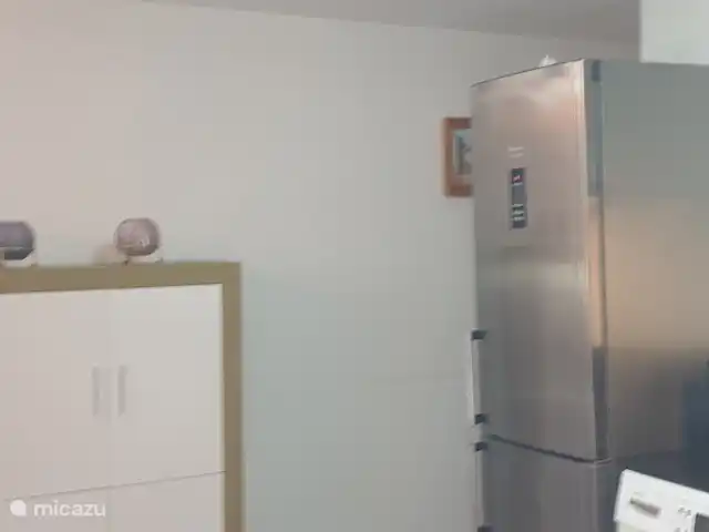 Appartement à Moraira, 2 | Espagne, Costa Blanca, Benitachell - appartement Kitchenette compacte mais complète, avec vaisselle, casseroles, four, micro-ondes et couverts.