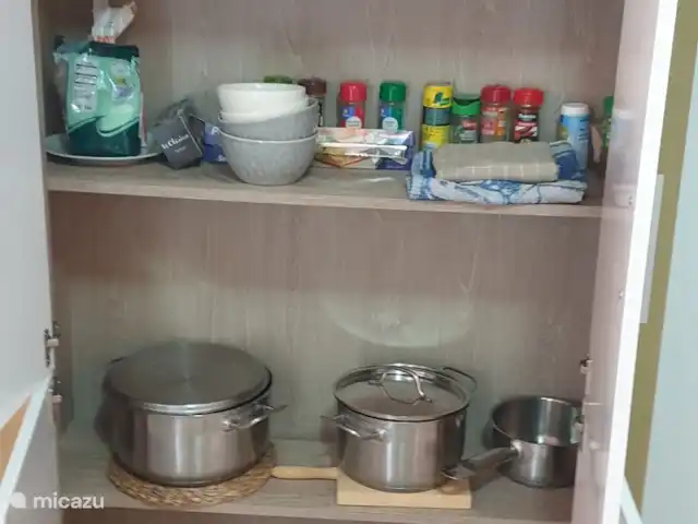 Appartement à Moraira, 2 | Espagne, Costa Blanca, Benitachell - appartement Kitchenette compacte mais complète, avec vaisselle, casseroles, four, micro-ondes et couverts