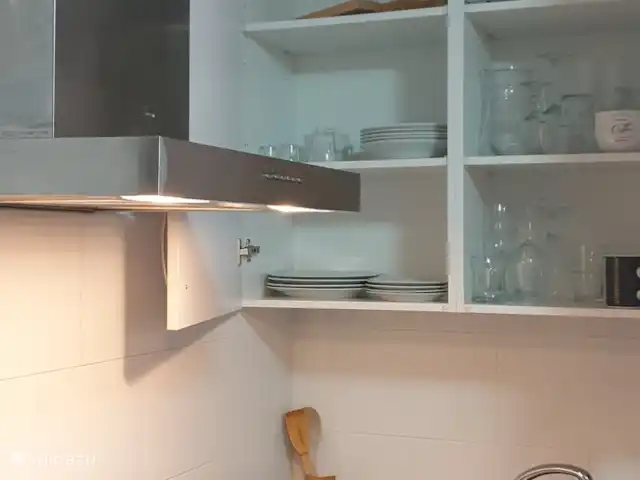 Appartement à Moraira, 2 | Espagne, Costa Blanca, Benitachell - appartement Kitchenette compacte mais complète, avec vaisselle, casseroles, four, micro-ondes et couverts