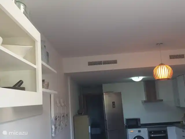Appartement à Moraira, 2 | Espagne, Costa Blanca, Benitachell - appartement Kitchenette compacte mais complète, avec vaisselle, casseroles, four, micro-ondes et couverts