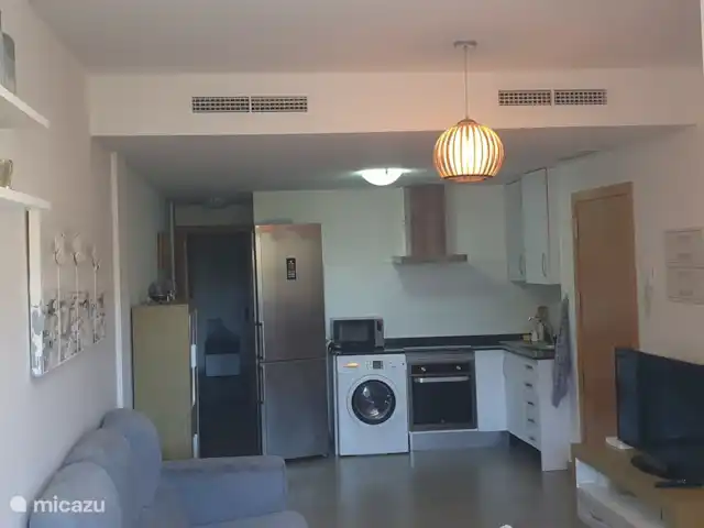 Appartement à Moraira, 2 | Espagne, Costa Blanca, Benitachell - appartement Kitchenette compacte mais complète, avec vaisselle, casseroles, four, micro-ondes et couverts
