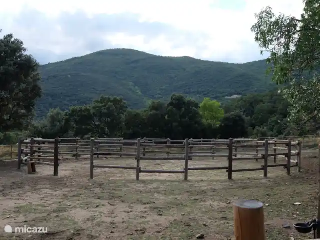 Can Maimes en España, Costa Brava, Agullana - casa de campo / castillo Picadero van de paarden aan de achterkant