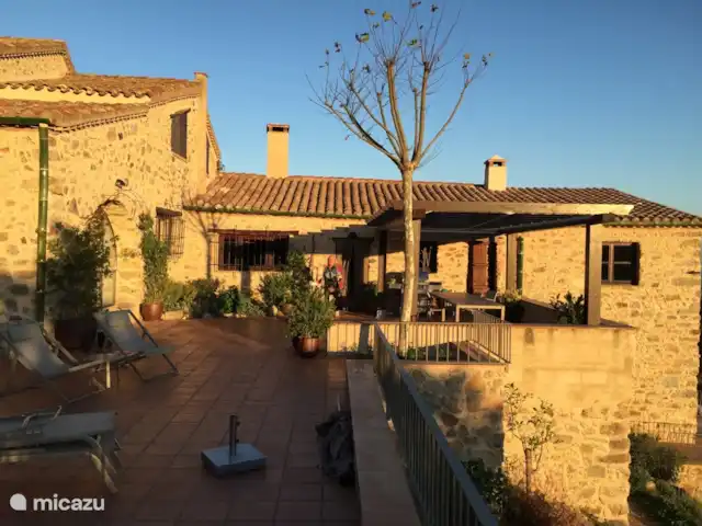 Can Maimes en España, Costa Brava, Agullana - casa de campo / castillo Achterkant van huis met zwembad