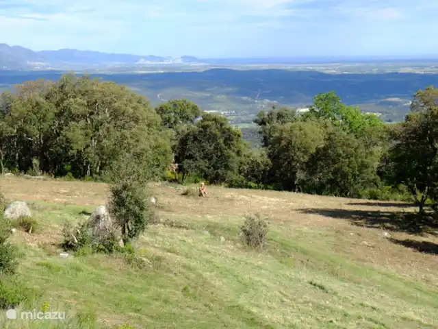 Can Maimes en España, Costa Brava, Agullana - casa de campo / castillo Zicht van bergen achter het huis