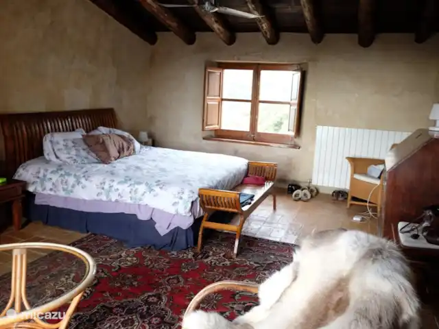 Can Maimes en España, Costa Brava, Agullana - casa de campo / castillo Master bedroom- zwembad kant zicht