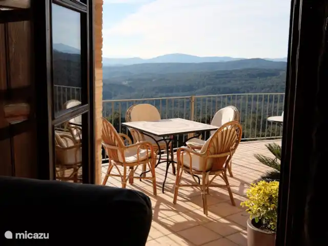 Can Maimes en España, Costa Brava, Agullana - casa de campo / castillo Zicht vanop terras vooraan