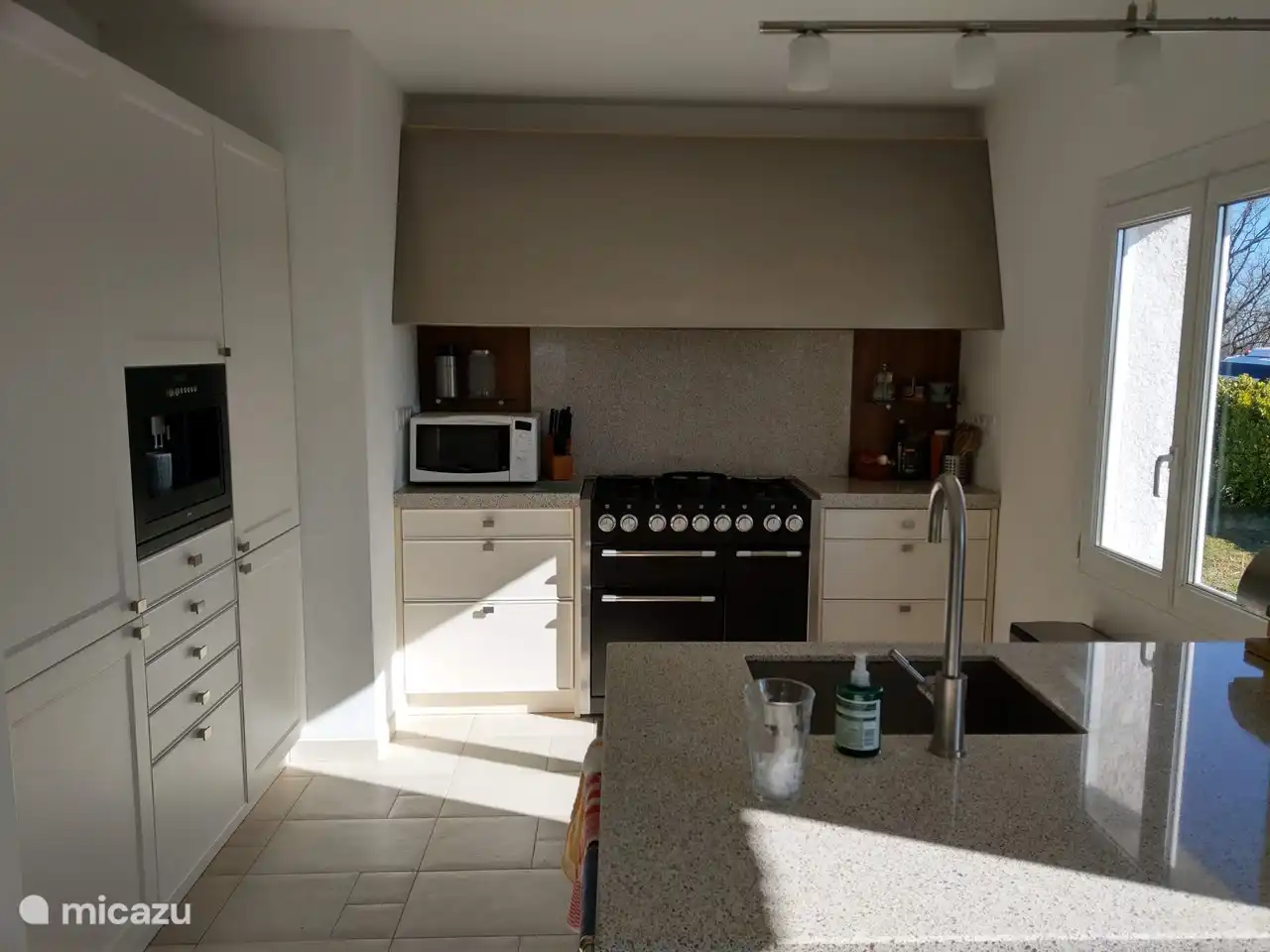 Luxusküche mit Espressomaschine, Herdhaus und Spülinsel