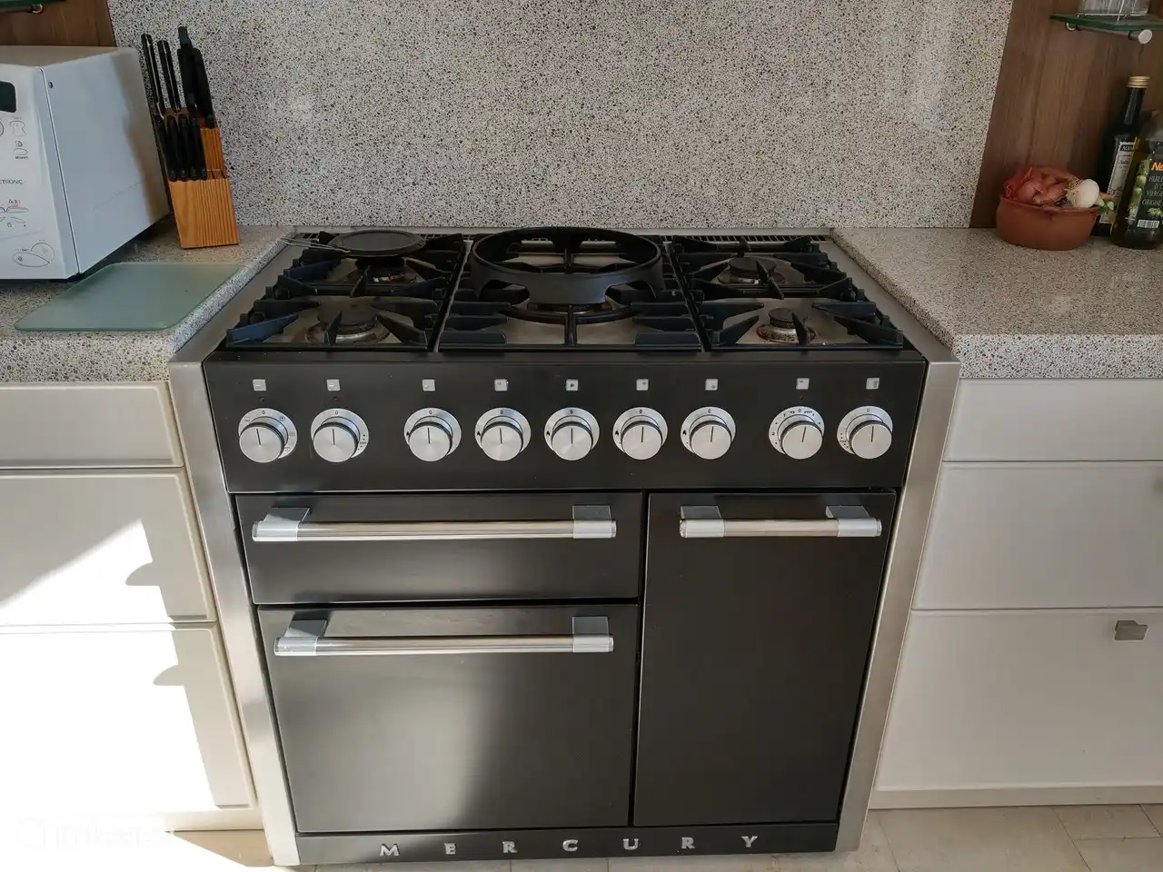 Das Herdhaus mit Wokbrenner und 3 Öfen