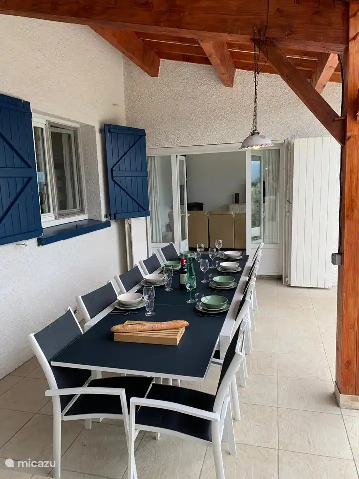 Veranda mit 10-Personen-Tisch 