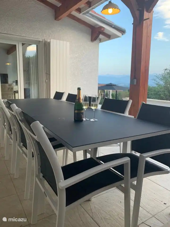 Veranda mit Blick auf den Pool, den Garten und die Berge