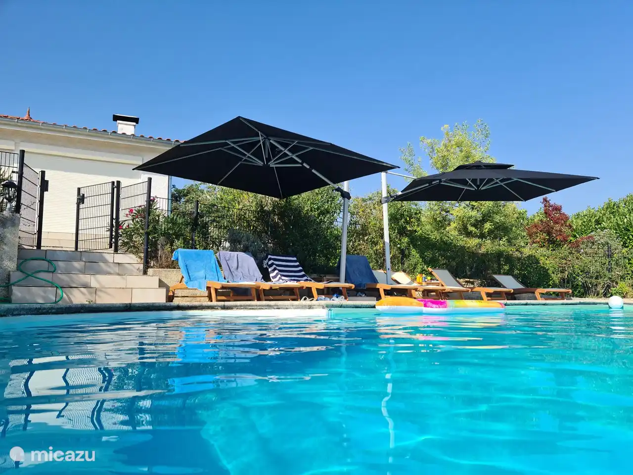 Schwimmbad mit 8 Sonnenliegen und zwei großen Sonnenschirmen (je 3x3 Meter)