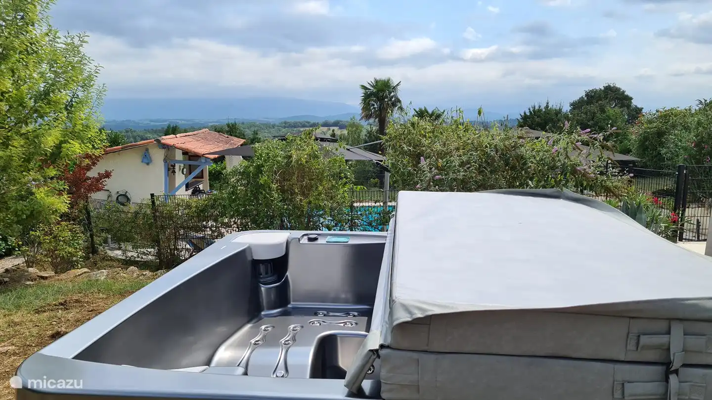 Whirlpool mit Blick auf die Berge und den Pool