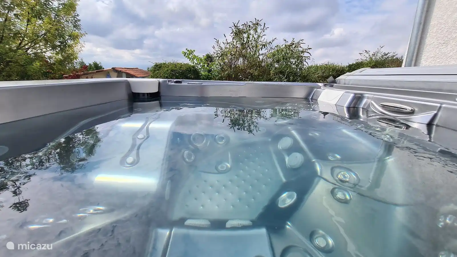 Der Whirlpool mit 2 Liegen, 3 Sitzplätzen und somit verschiedenen Düsenpositionen und Muskelgruppen, die massiert werden. 