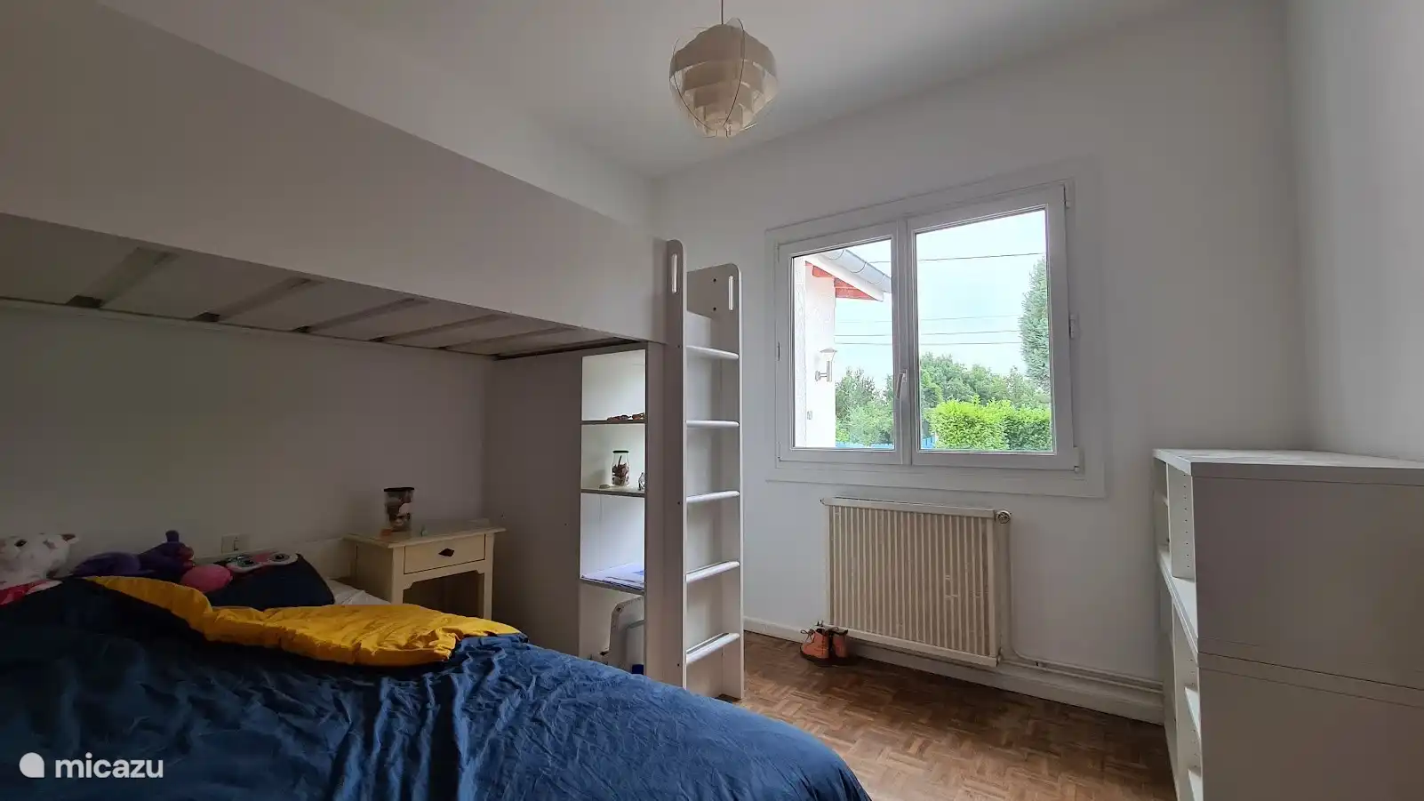 Schlafzimmer 4 mit Hochbett und Boxspring-Einzelbett, angrenzend an die Einfahrt, mit Rollläden