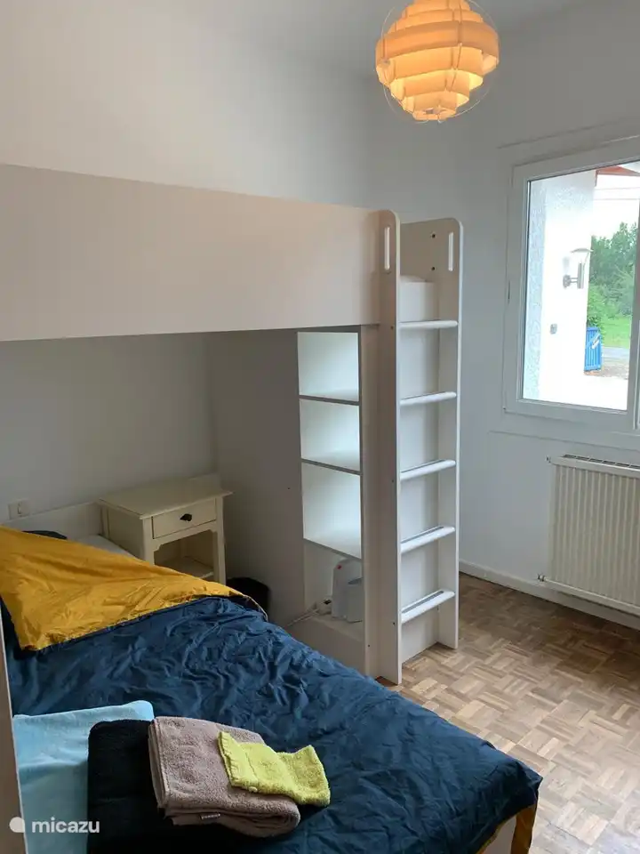 Schlafzimmer 4 mit Hochbett und Boxspring-Einzelbett, Nordseite 