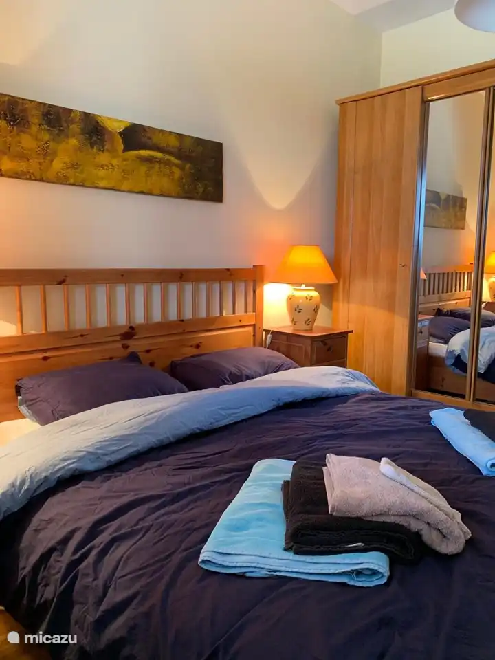 Schlafzimmer 2 mit Doppelbett und Kleiderschrank, angrenzend an die Terrasse. 