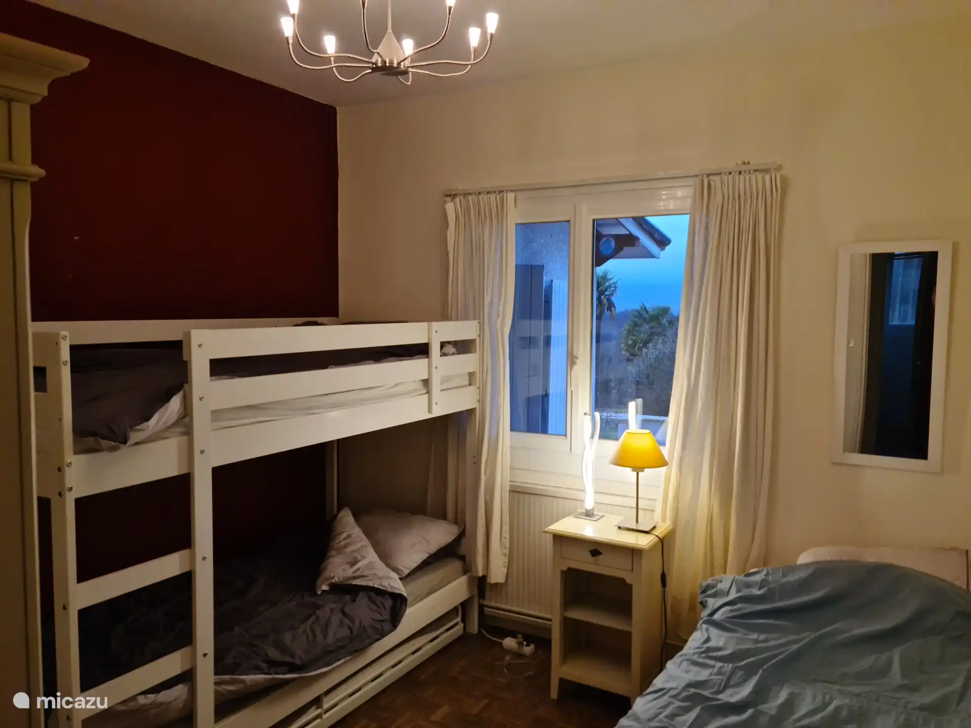 Schlafzimmer 3 mit Etagenbetten, Boxspringbett und Kleiderschrank. Angrenzend an die Terrasse. 