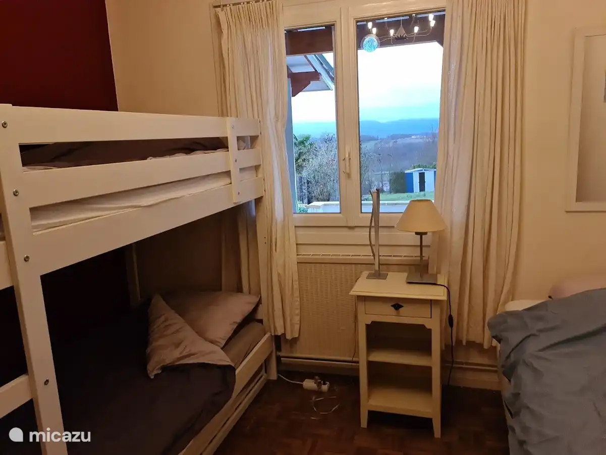 Schlafzimmer 3, auch Blick auf den Garten und die Berge