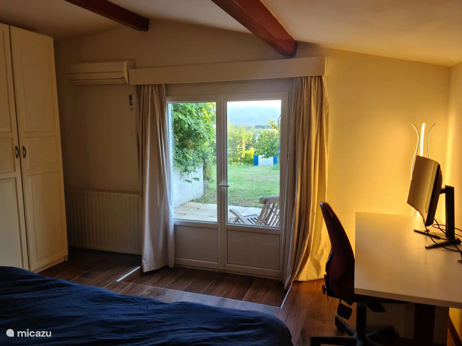 Hauptschlafzimmer mit Klimaanlage, Schreibtisch, Kleiderschrank und angrenzendem Badezimmer en suite, Flügeltüren zum Garten. Neue Fliesen, von denen einige aufgrund von (inzwischen gelösten) Feuchtigkeitsproblemen locker sind. 