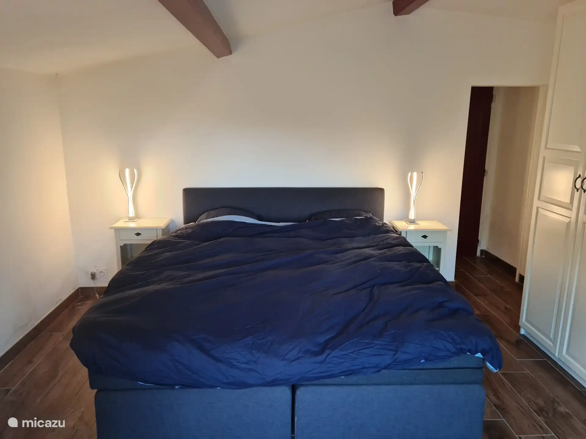 Bett im Hauptschlafzimmer