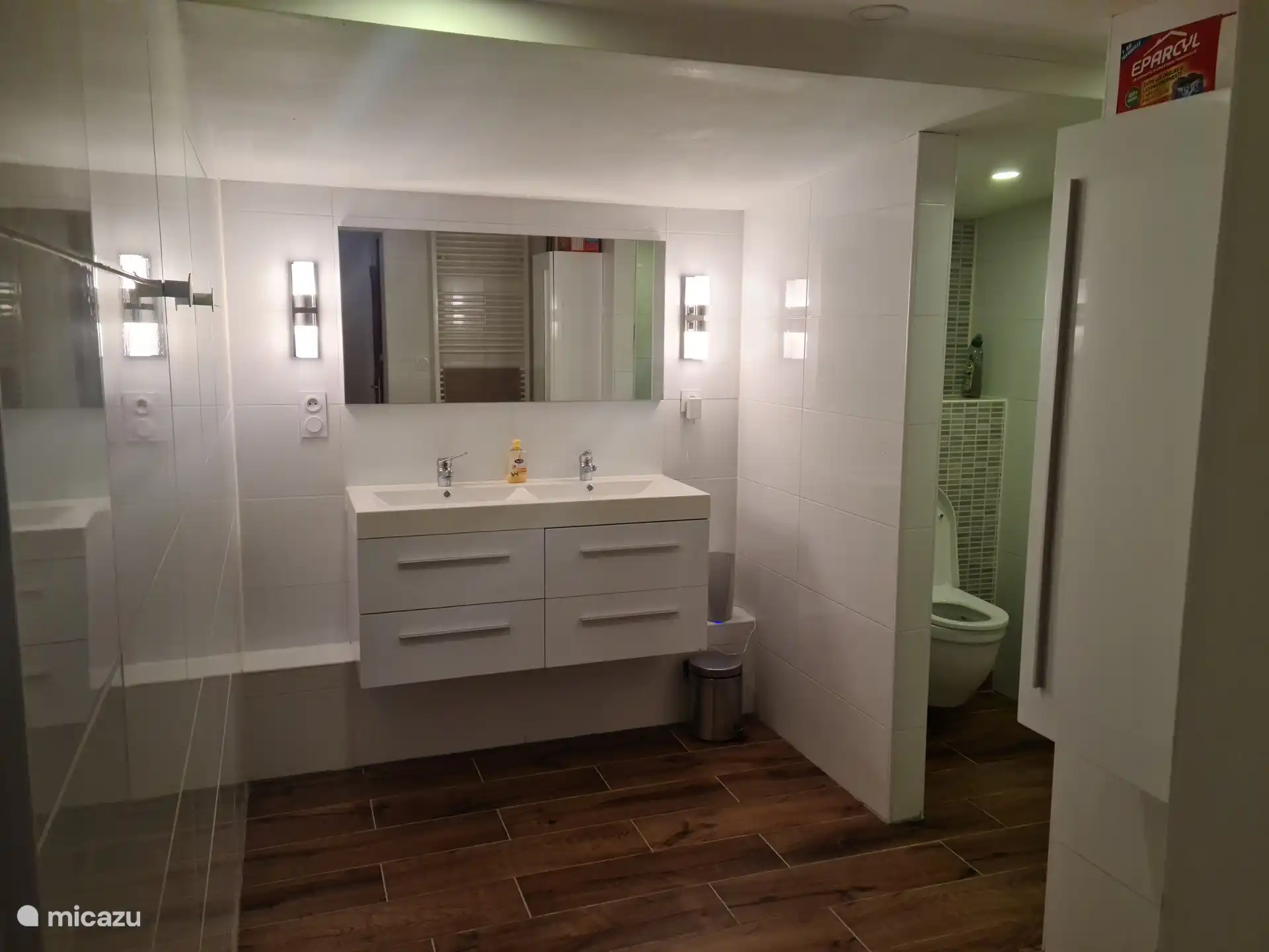 Badezimmer, das zum Hauptschlafzimmer gehört