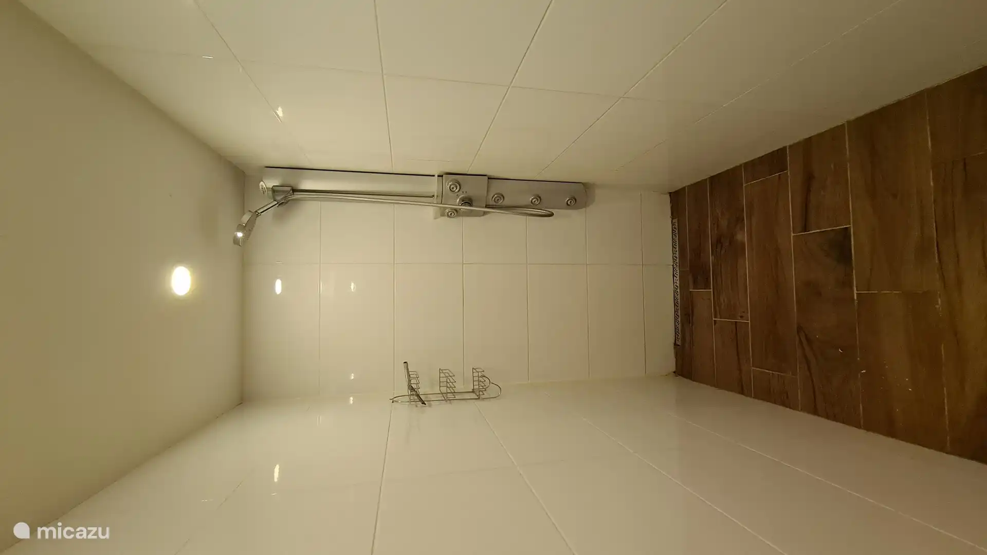 Begehbare Dusche im Badezimmer des Hauptschlafzimmers