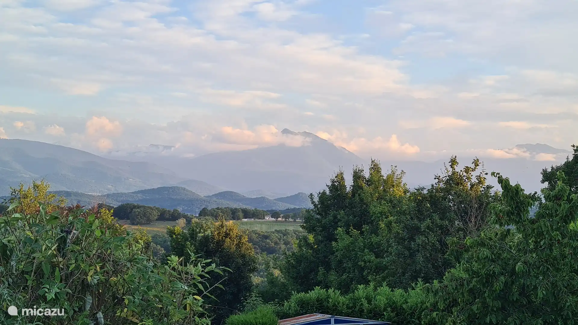 Blick auf die Berge mit dem Pic du Cagire (1.936 Meter hoch) prominent. Dahinter liegen die spanischen Pyrenäen, die an klaren Tagen auch sichtbar sind