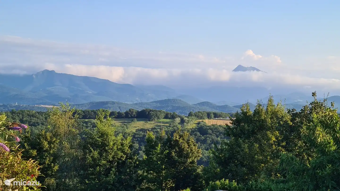 der Pic de Cagire, der sich knapp über den Wolken erhebt