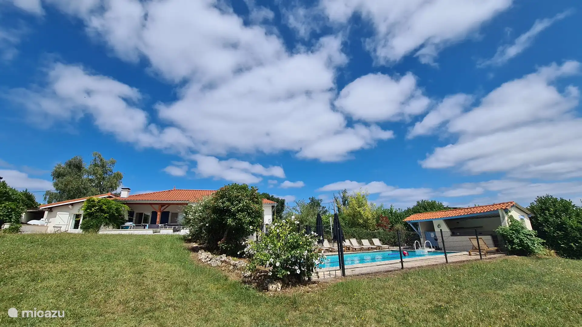 Blick vom Garten auf das Haus und den Swimmingpool