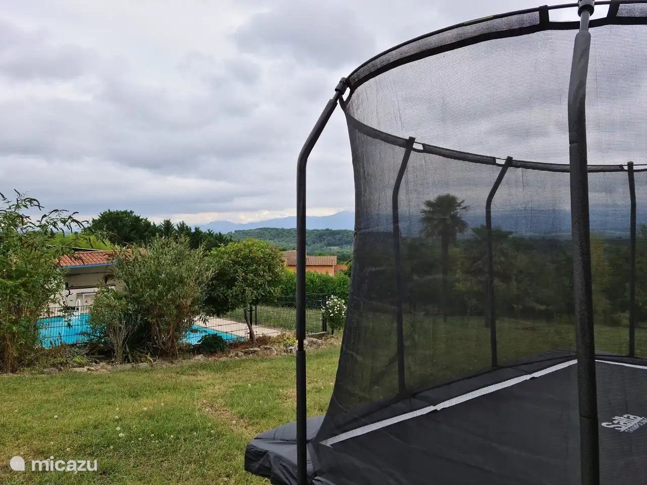 Großes Trampolin im Garten