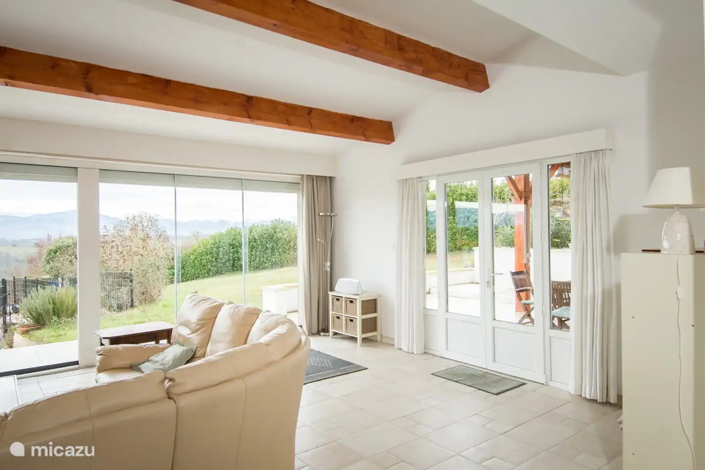 Wohnzimmer mit Glasschiebetüren und Fenstertüren zur Terrasse