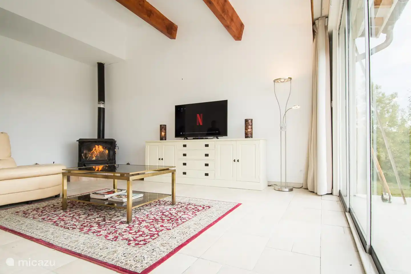 Sitzecke mit Holzofen und Flachbildfernseher mit Netflix