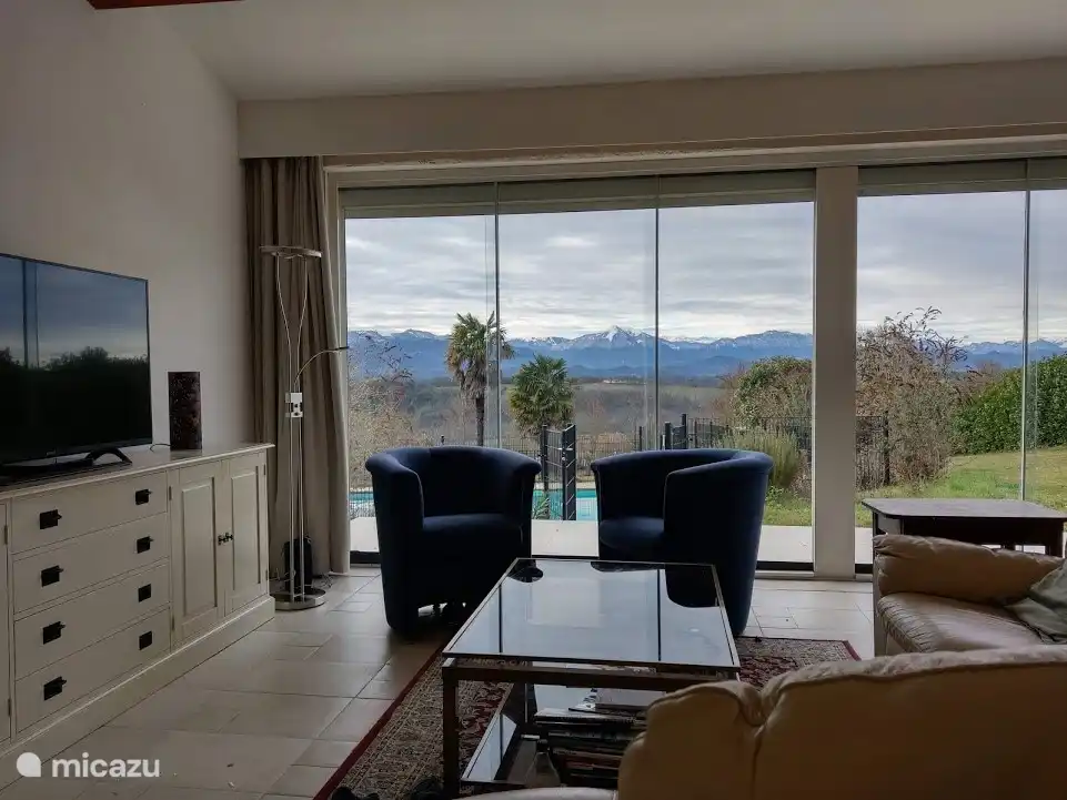 Das Wohnzimmer mit, dank der Glasschiebetüren, auch Blick auf die Berge