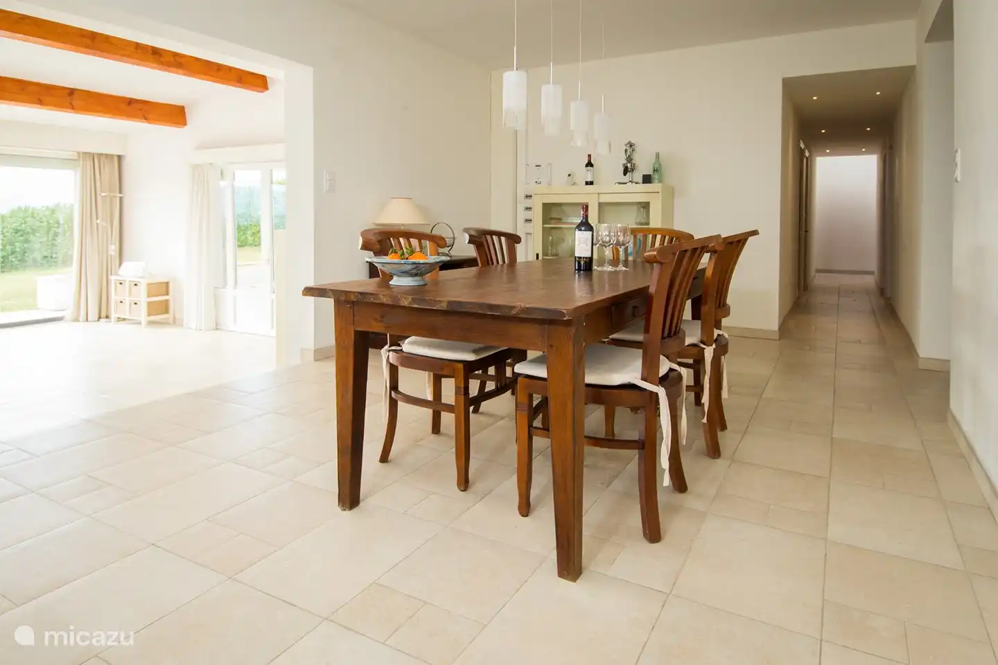 Essbereich mit Blick auf den Flur zu den Schlafzimmern