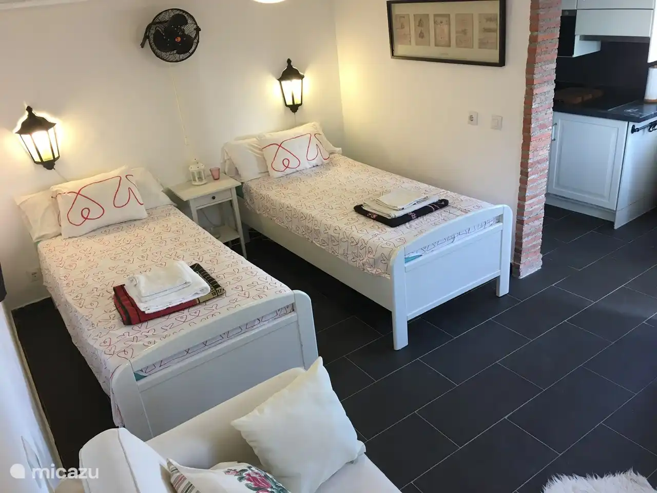 Schlafzimmer 4 mit einem Teil der Küche auf der rechten Seite