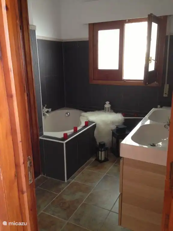 Badezimmer mit WC, Badewanne, Dusche und Doppelwaschbecken