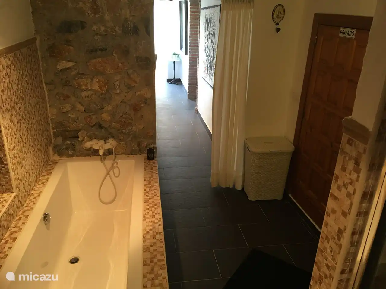 Badezimmer von Schlafzimmer 4 mit WC, Badewanne, separater Dusche und Waschbecken