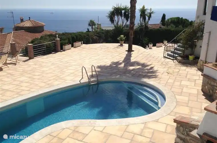 Blick über den Pool und das Meer