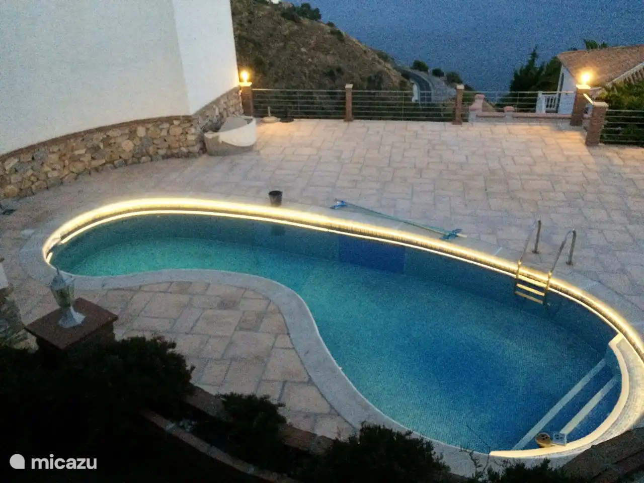 Der Pool von der Palmenterrasse aus gesehen