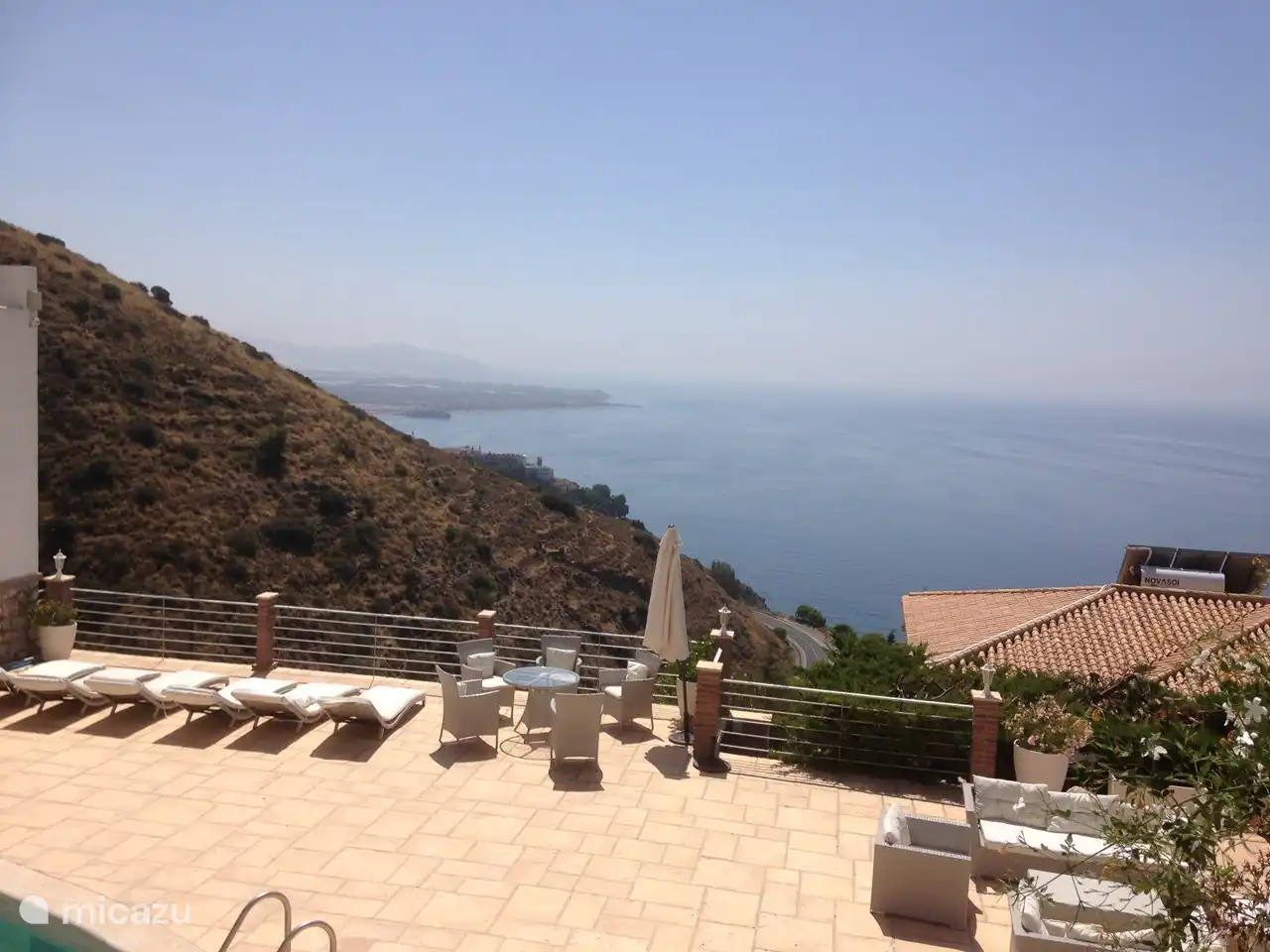 Was für eine Party hier mit einem kühlen Getränk zu sitzen!