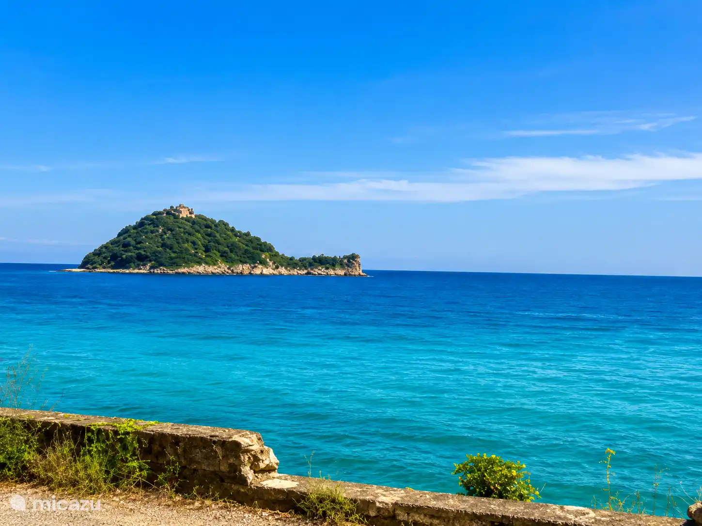 Voor de kust in Albenga ligt in zee het kleine onbewoonde eiland Gallinara. Het is tot beschermd gebied verklaard