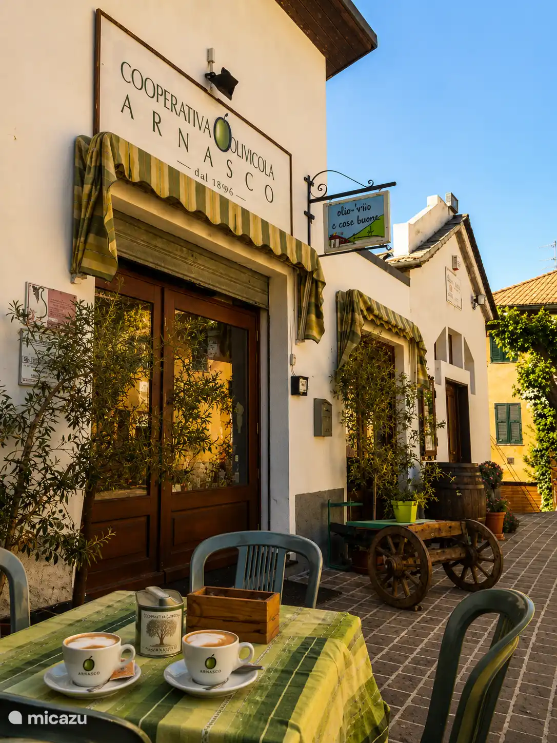 het plein vlak naast het huis met het winkeltje en museum van de Cooperativa Olivicola Arnasco. Tevens terrasje voor cappuccino's etc.