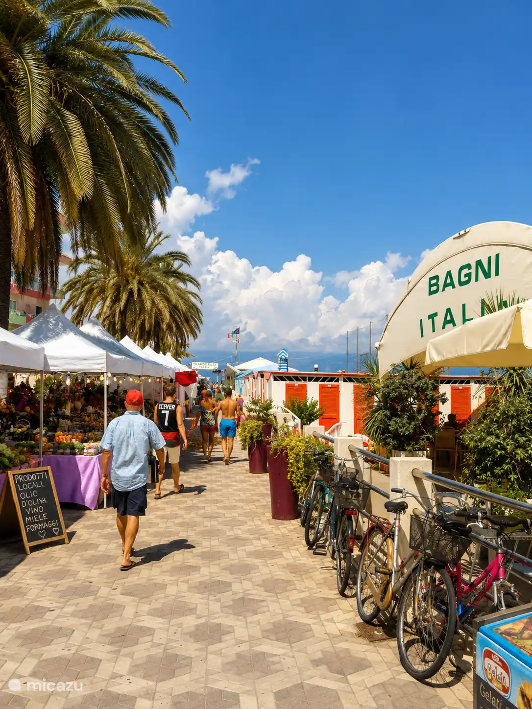 De strandboulevard met markt van Albenga
