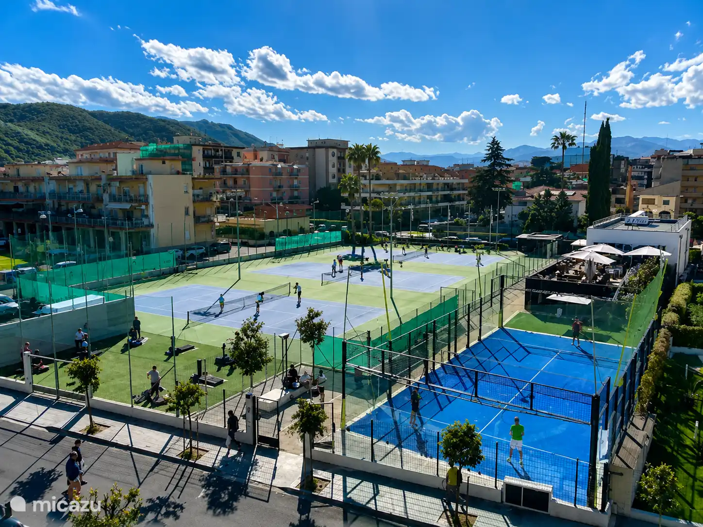 Zonnig tennis- en padelcomplex in Albenga met bergzicht
