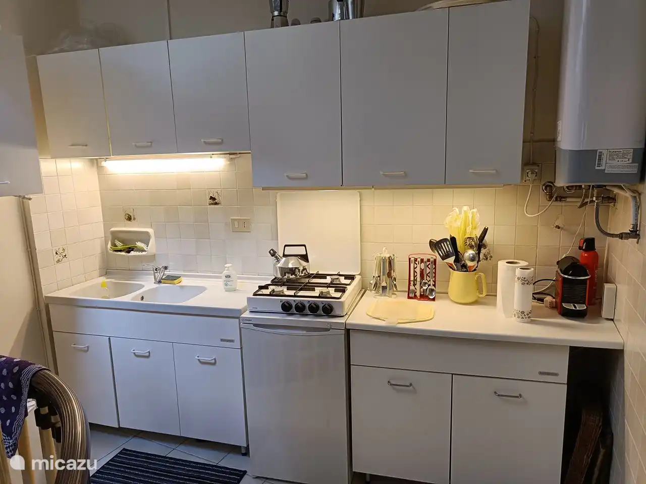 eine der beiden Küchen