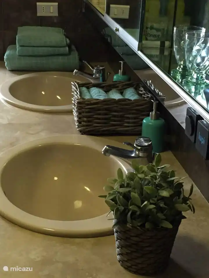 Das Bad en suite zum Hauptschlafzimmer