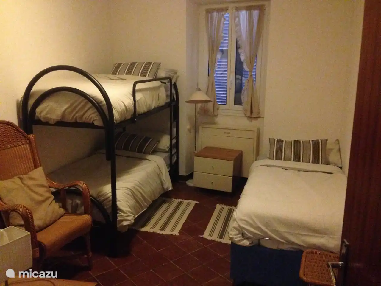 Zweites Schlafzimmer mit Etagenbett und normalem Bett.