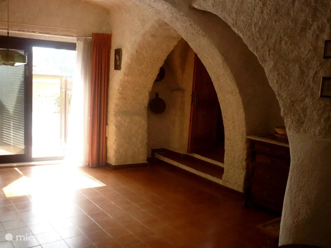 Im Erdgeschoss befindet sich ein Wohnzimmer mit einem Schlafsofa.